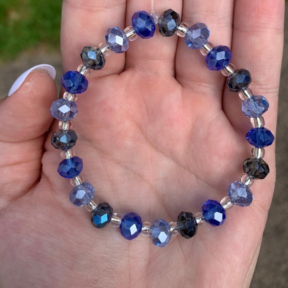 NWOT blue beaded elastic bracelet. - Picture 2 of 3